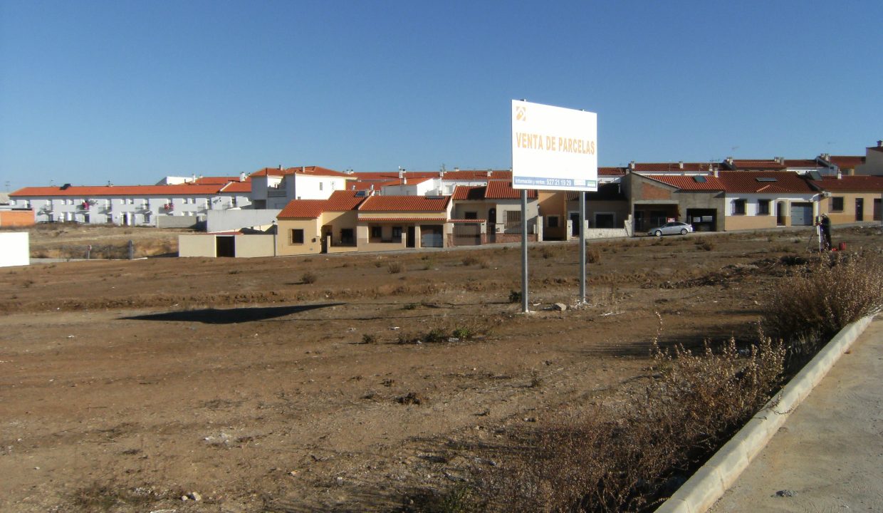 Foto cartel y solar parcelas Ribera del Fresno